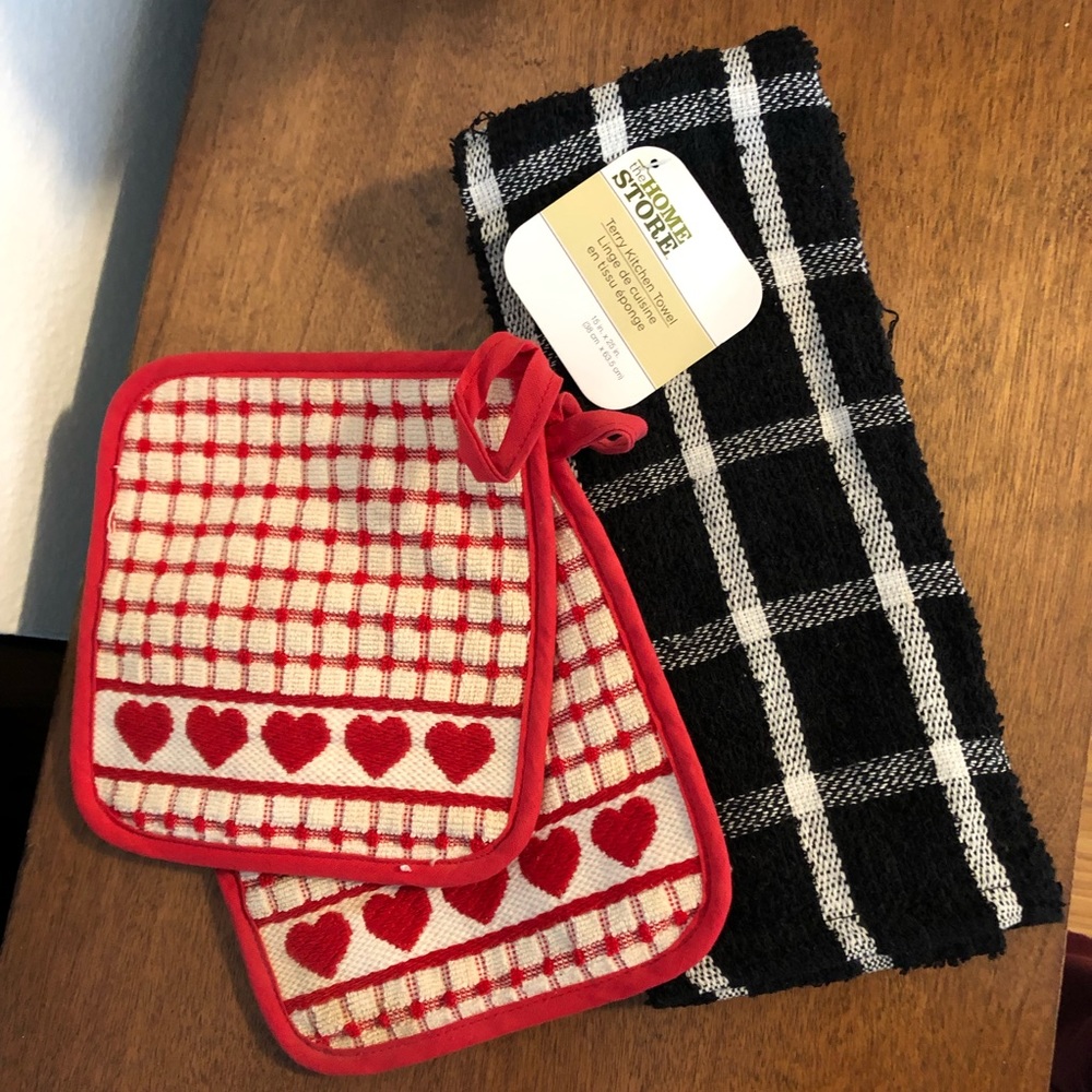 Black/white kitchen towel & red/white potholders